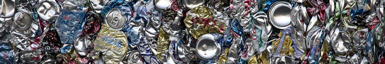 Reciclados Solúcar latas de aluminio aplastadas